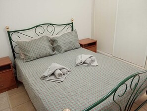 3 bedrooms, iron/ironing board, travel cot, free WiFi