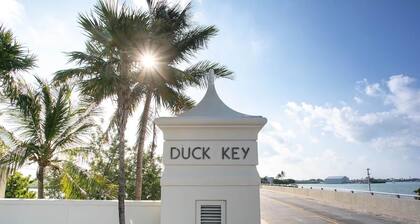 4 Bedroom 3 Bathroom Sanctuary Villa W/ Private Pool & 35ft dock upon request
