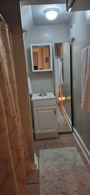 Douche, sèche-cheveux, serviettes fournies, savon