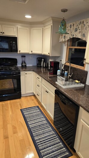 Microwave, oven, stovetop, dishwasher - 5-bedroom Ocean block house on a large lot with A/C close to all in Ship Bottom (Ship Bottom)