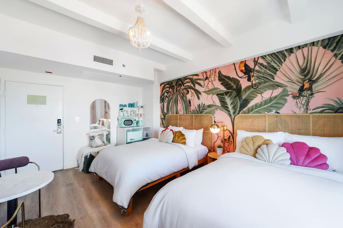 Ropa de cama de alta calidad, colchones viscoelásticos, minibar