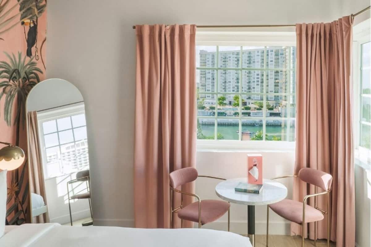 Chambre Double Standard, vue canal | Literie de qualité supérieure, matelas mémoire de forme, minibar