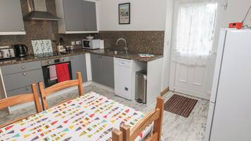 Cottage | Private kitchen | Fridge, microwave, dishwasher, toaster