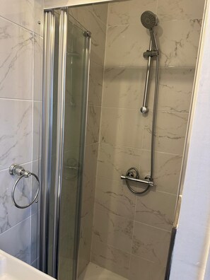 Secadora de cabello, toallas, jabón, papel de baño 