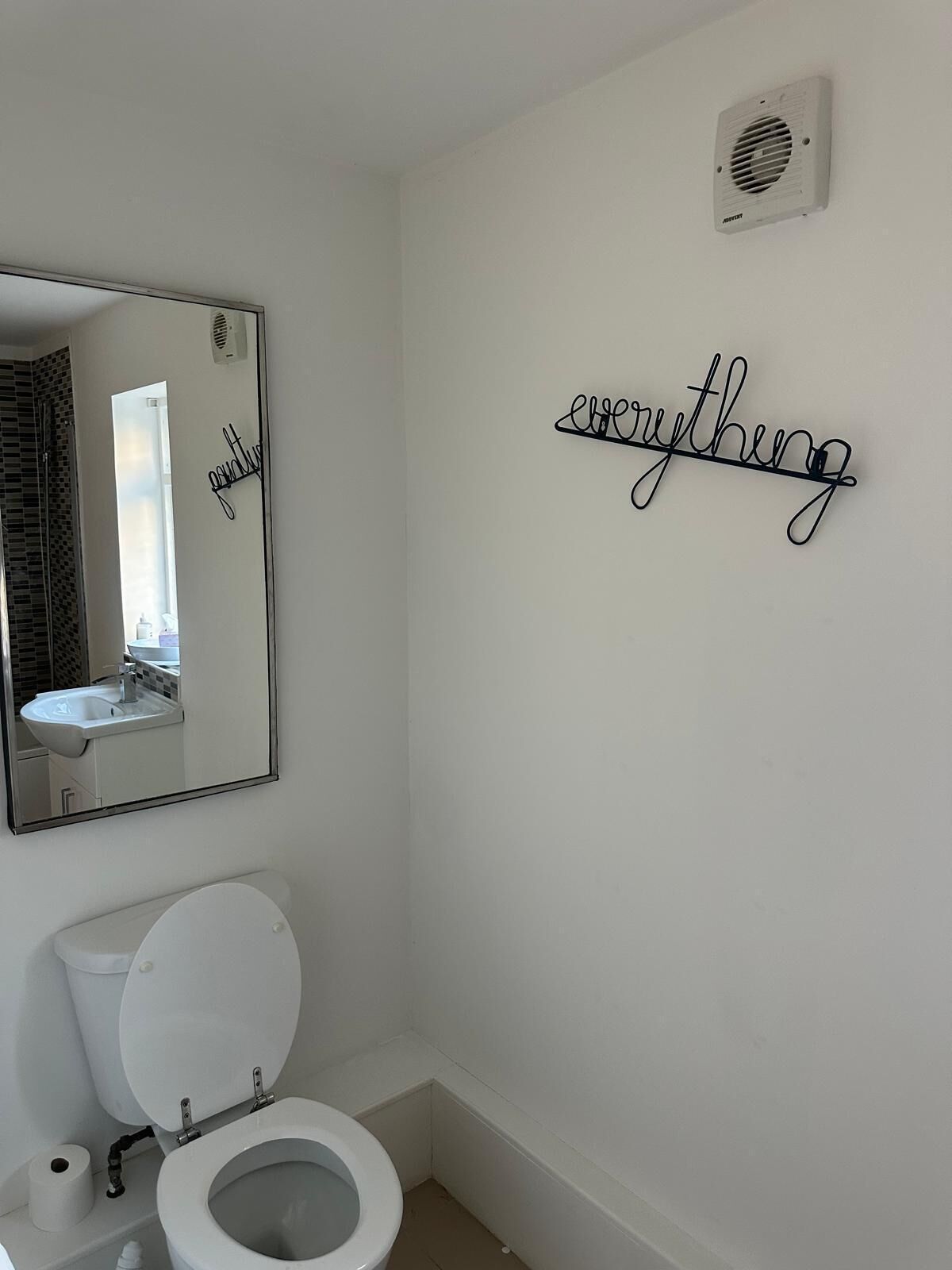 Secadora de cabello, toallas, jabón, papel de baño 