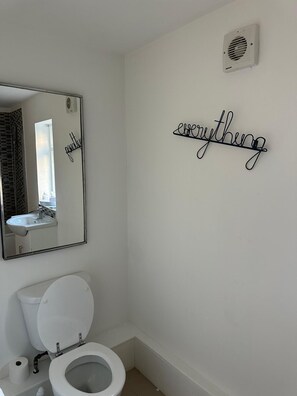 Hårtork, handdukar, tvål och toalettpapper