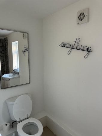 Hair dryer, towels, soap, toilet paper. Room 5 minutes walk from Herne Bay beach