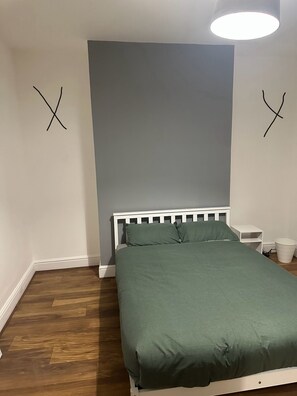 1 habitación, tabla de planchar con plancha, wifi y ropa de cama 