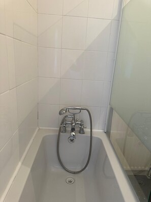 Secador de pelo, toallas, jabón, papel higiénico