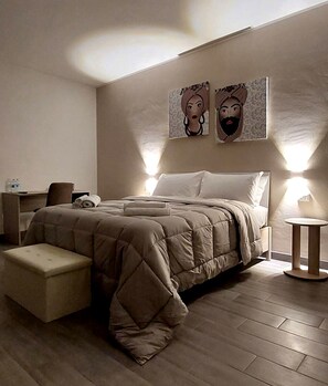 Habitación Confort doble, patio, vistas a la ciudad | Escritorio y espacio para trabajar con un portátil