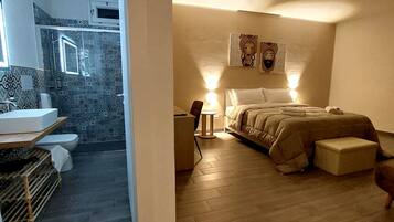 Doppia Comfort, patio, vista città | Una scrivania, postazione laptop, insonorizzazione, Wi-Fi gratuito