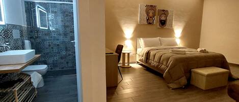 Escritorio y espacio para trabajar con laptop