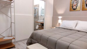 Habitación económica doble | Escritorio y espacio para trabajar con un portátil