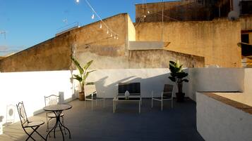 Comfort-Doppelzimmer, Terrasse, Stadtblick | Terrasse/Patio