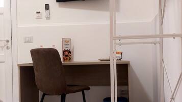 Doppia Economy | Una scrivania, postazione laptop, insonorizzazione, Wi-Fi gratuito