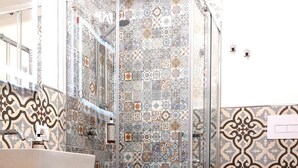Une salle de bain avec une douche, un lavabo et des toilettes.