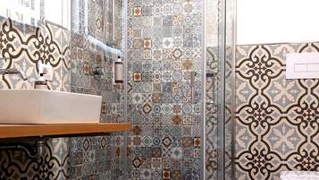 Doppia Classic, vista cortile | Bagno | Doccia, asciugacapelli, asciugamani, sapone
