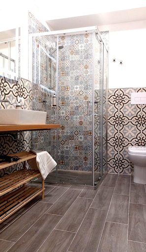 Chambre Double Classique, vue cour intérieure | Salle de bain