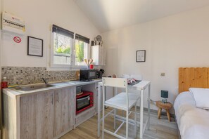 Kühlschrank, Mikrowelle, Ofen, Wasserkocher mit Kaffee-/Teezubehör