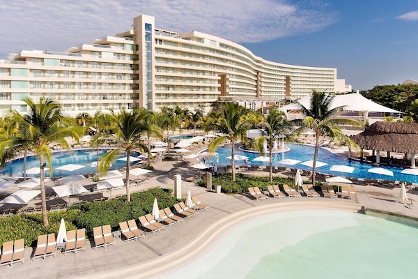 6 outdoor pools, open 8:00 AM to 8:00 PM, pool umbrellas, sun loungers