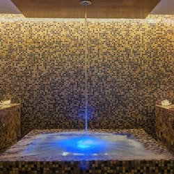 Salas de tratamiento para parejas, un sauna, una bañera de hidromasaje