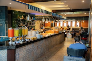 4 restaurants, breakfast, lunch, dinner served; seafood