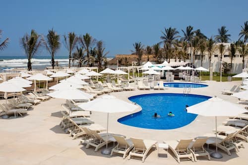 6 piscines extérieures, accès possible de 8 h à 20 h, parasols