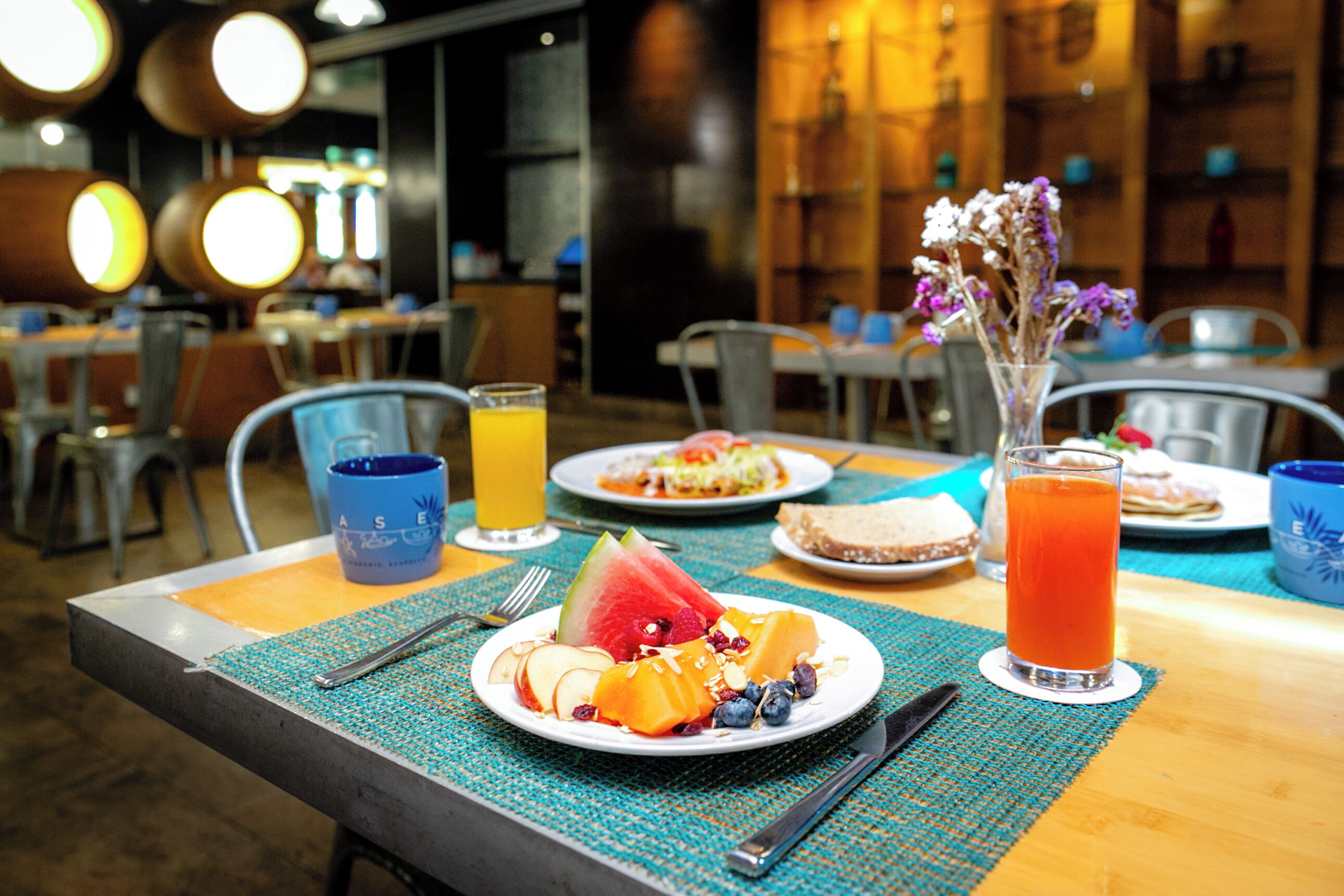 4 restaurantes, se sirven desayunos, comidas, cenas y mariscos