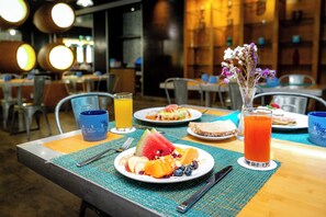 4 restauranter, frokost, lunsj og middag serveres, sjømat