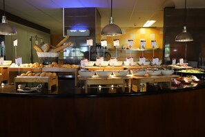 4 restaurants, breakfast, lunch, dinner served; seafood 