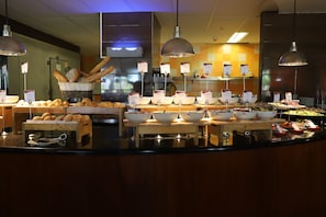 4 restaurants, breakfast, lunch, dinner served; seafood