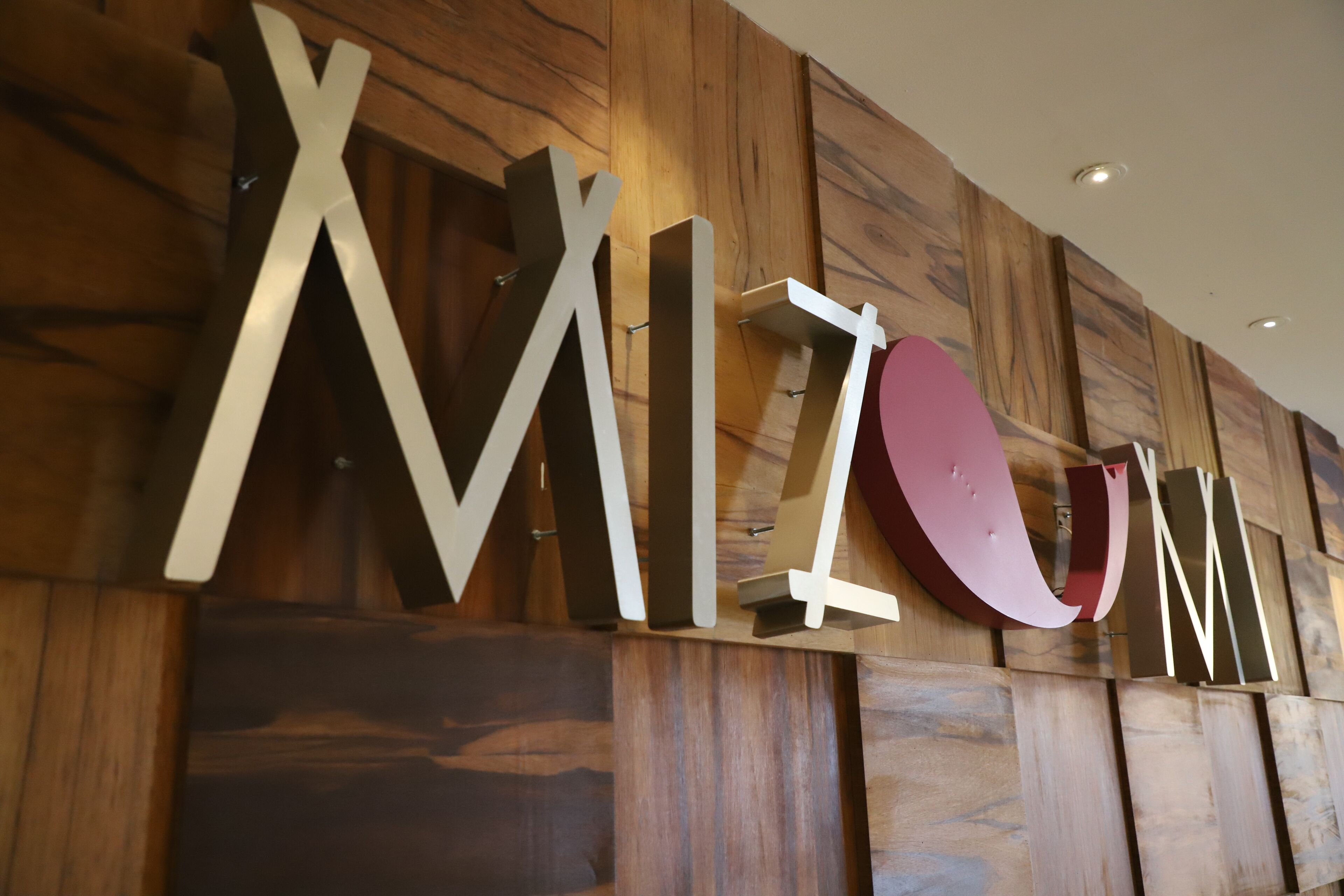 4 restaurantes; se sirve desayuno, almuerzo y cena; mariscos