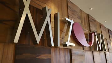 4 restaurants, breakfast, lunch, dinner served; seafood