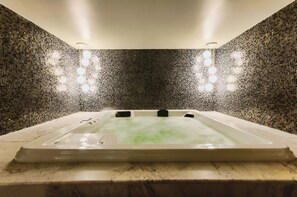 Behandelingskamers voor koppels, een sauna, een bubbelbad, een stoombad