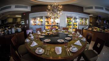 4 restaurants; breakfast, lunch and dinner served
