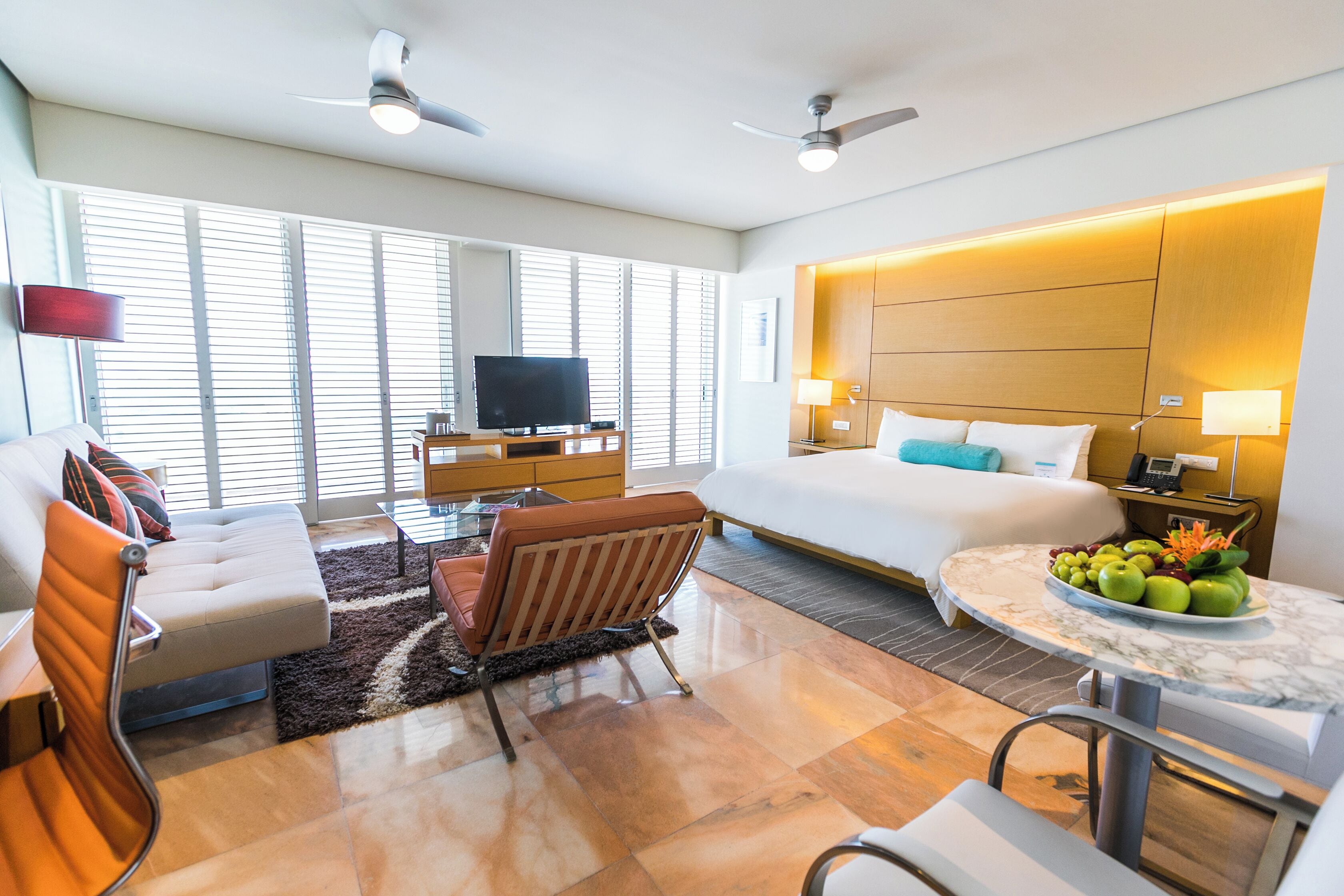 Caja de seguridad en la habitación y escritorio 