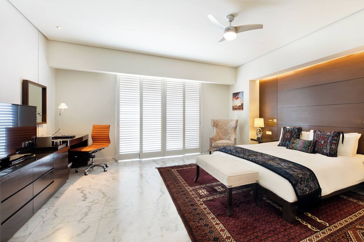 Quarto standard, 1 cama King | Edredons de pluma, cofres nos quartos, escrivaninha