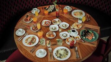 4 restaurants, breakfast, lunch, dinner served; seafood