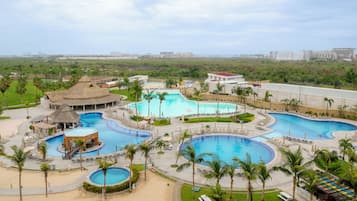 6 piscinas externas, funciona das 8h às 20h, guarda-sóis
