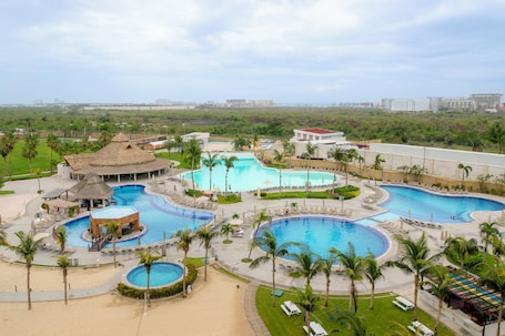 6 piscinas al aire libre, sombrillas, sillones reclinables de piscina