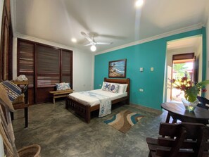 Comfort Single Room, Balcony | Peti besi dalam bilik, dihias secara berasingan 