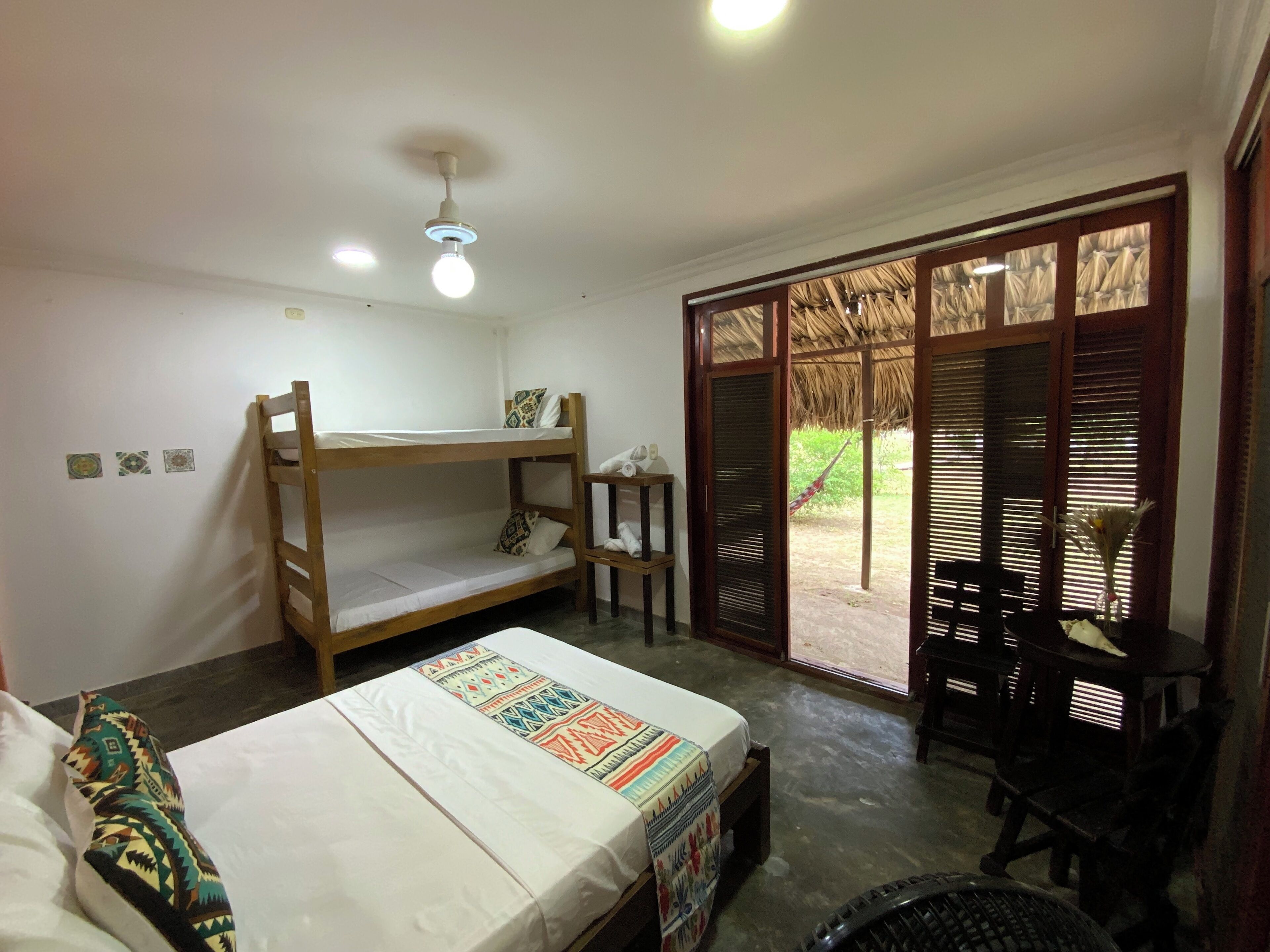 Caja de seguridad en la habitación y decoración personalizada 