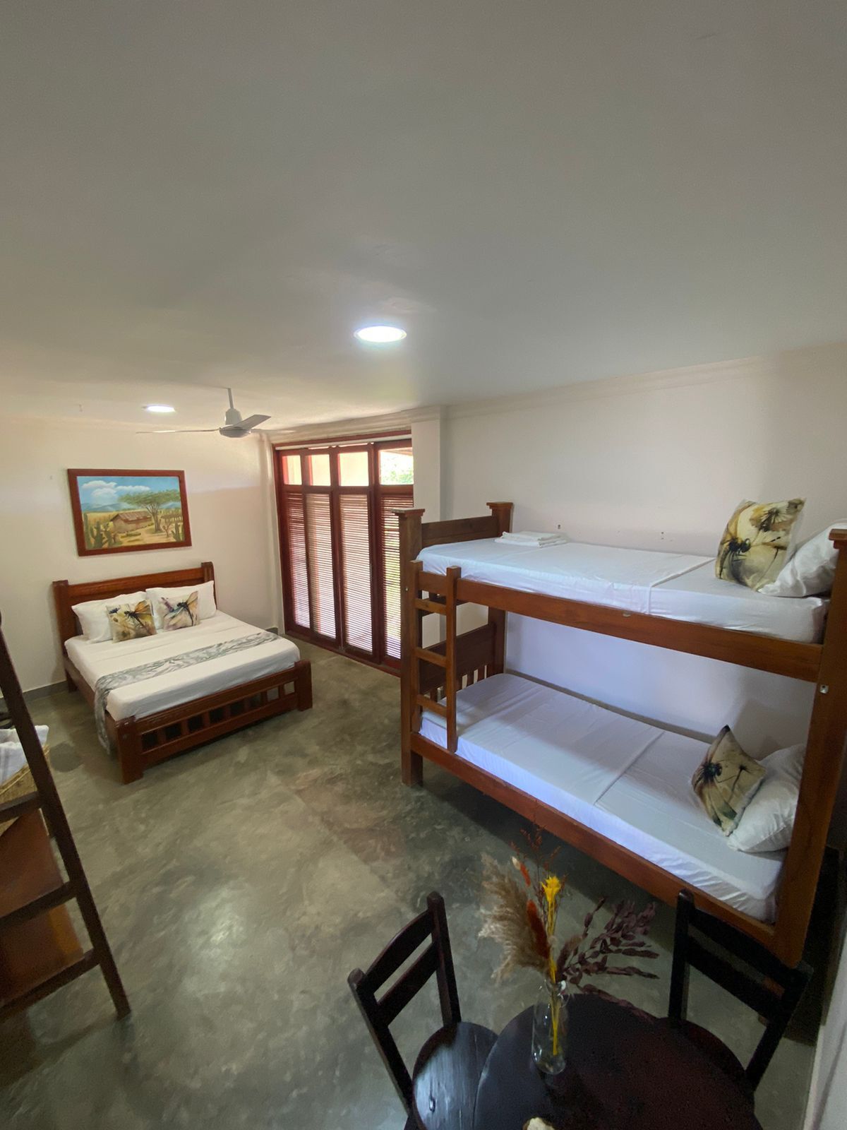 Family Room | Peti besi dalam bilik, dihias secara berasingan 