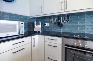 Micro-ondes, four, plaque de cuisson, lave-vaisselle