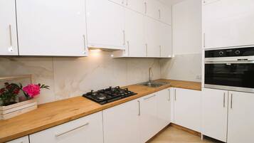 KĂŒhlschrank, Ofen, GeschirrspĂŒler, Wasserkocher