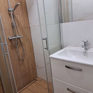 Douche, sèche-cheveux, papier toilette