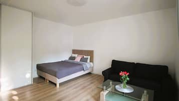 1 habitación, tabla de planchar con plancha y ropa de cama