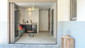 Eine moderne Küche mit Essbereich, Deckenventilator und einem kleinen Tisch.