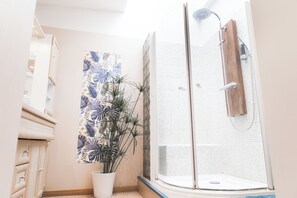 Hair dryer, towels, soap, toilet paper - STAY AT THE ZEN LOFT (Bordeaux)
