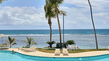 Piscine extérieure, parasols de plage, chaises longues